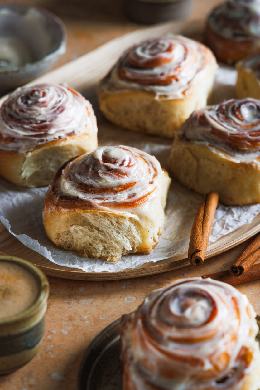 Cinnamon Rolls: Amerikanische Zimtschnecken mit Frischkäsefrosting.