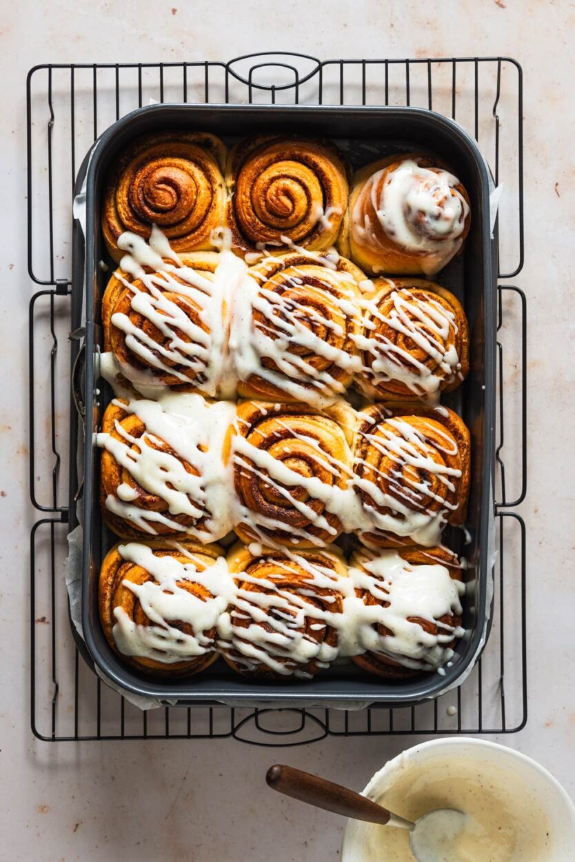 Cinnamon Rolls: Amerikanische Zimtschnecken mit Frischkäsefrosting.