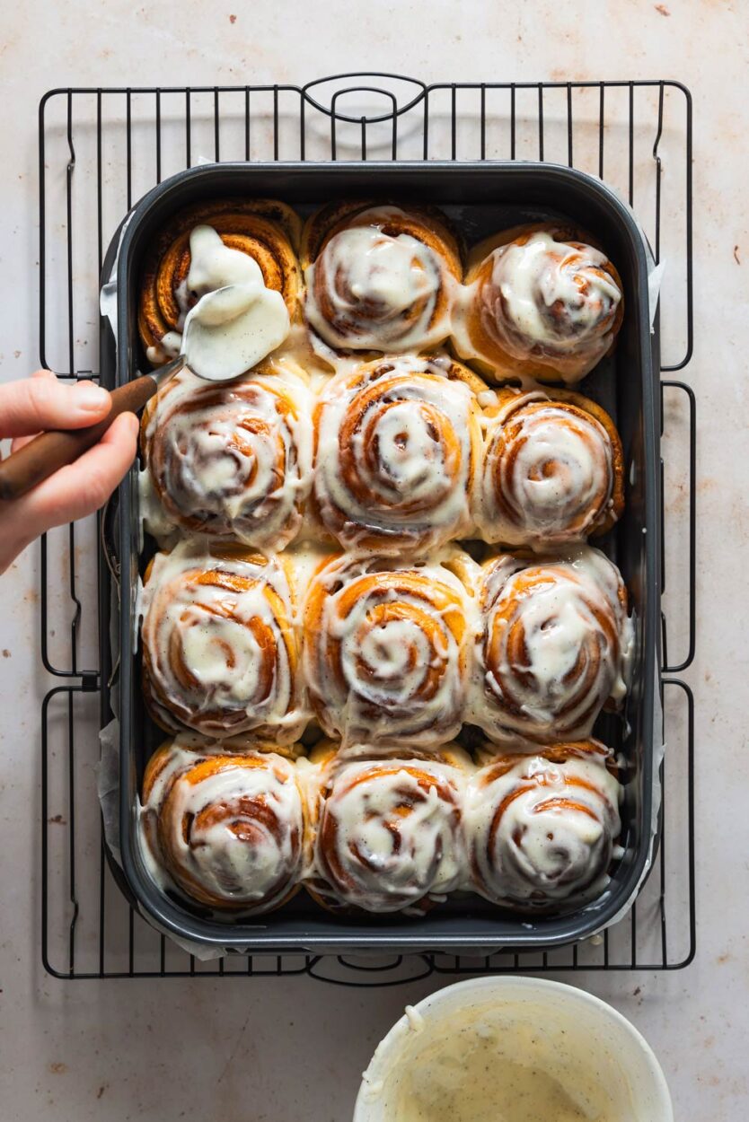 Cinnamon Rolls: Amerikanische Zimtschnecken mit Frischkäsefrosting.