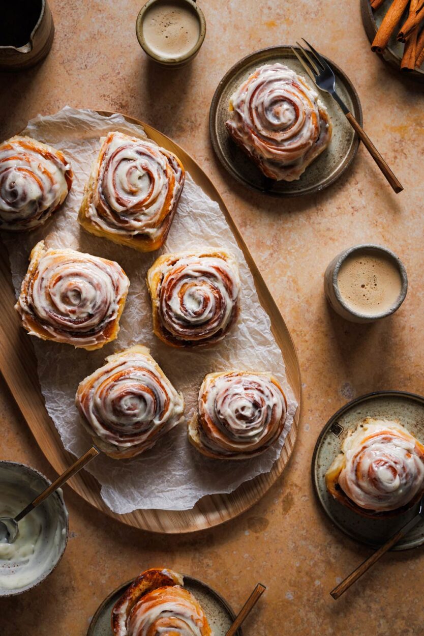 Cinnamon Rolls: Amerikanische Zimtschnecken mit Frischkäsefrosting.