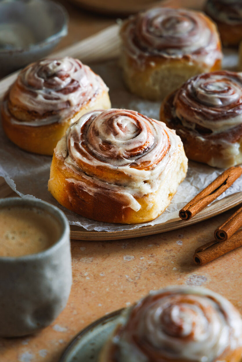 Cinnamon Rolls: Amerikanische Zimtschnecken mit Frischkäsefrosting.