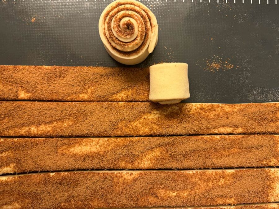 Das Füllen und Formen der Cinnamon Rolls.