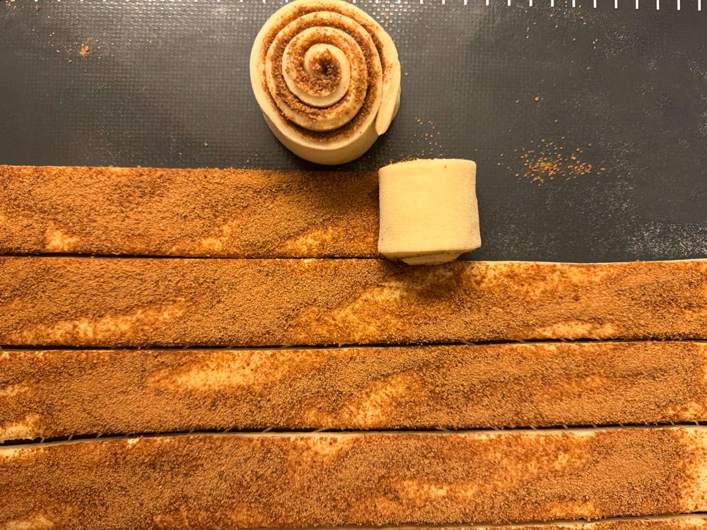 Das Füllen und Formen der Cinnamon Rolls.