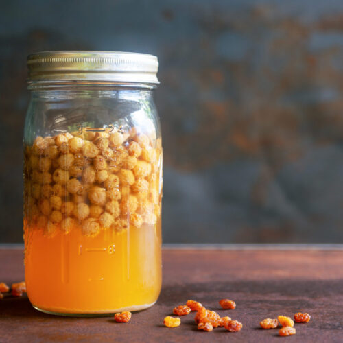 Hefewasser: Fermentwasser aus Rosinen.