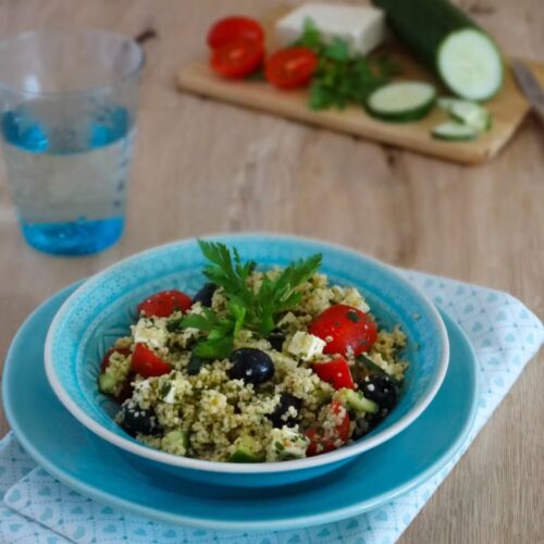Couscous Salat mit frischem Gemüse und Feta.