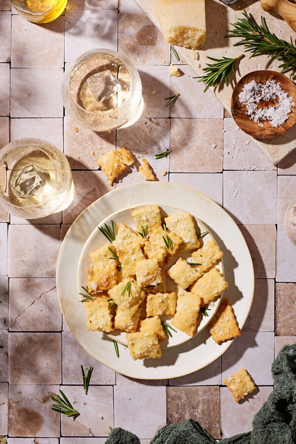 Rismarin Cracker mit Parmesankäse, Lievito Madre Sauerteig im Teig und bestreut mit Fleur de Sel.,