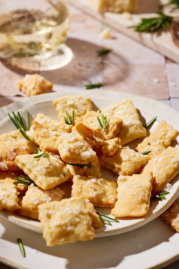 Rismarin Cracker mit Parmesankäse, Lievito Madre Sauerteig im Teig und bestreut mit Fleur de Sel.,