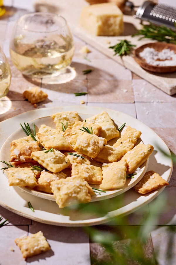 Rismarin Cracker mit Parmesankäse, Lievito Madre Sauerteig im Teig und bestreut mit Fleur de Sel.,