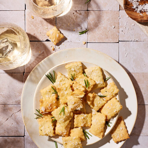 Rosmarin Cracker mit Parmesankäse, Lievito Madre Sauerteig im Teig und bestreut mit Fleur de Sel.,