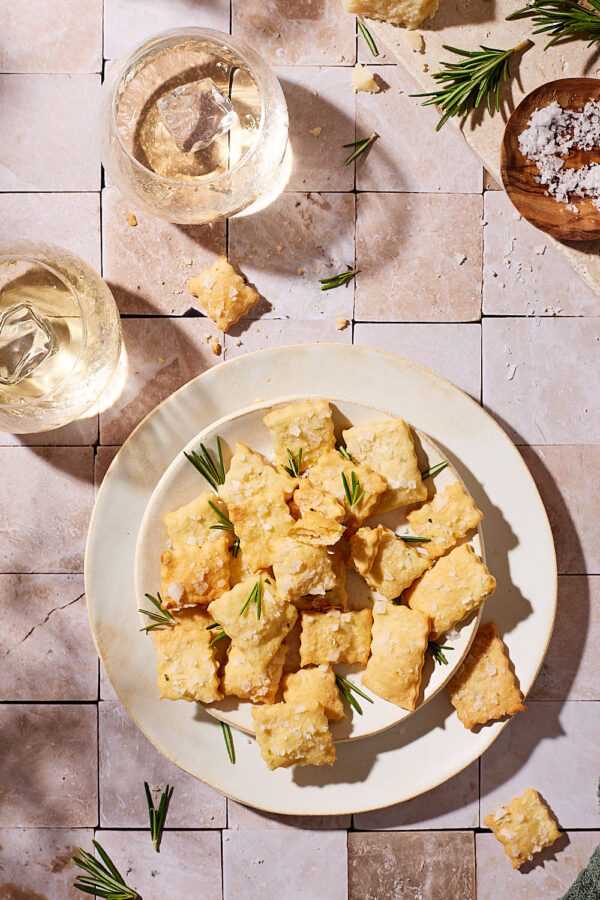 Rismarin Cracker mit Parmesankäse, Lievito Madre Sauerteig im Teig und bestreut mit Fleur de Sel.,