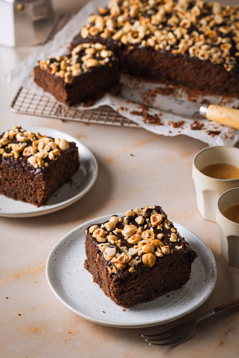 Saftiger Schoko-Zucchinikuchen mit Schokoglasur und Haselnüssen.