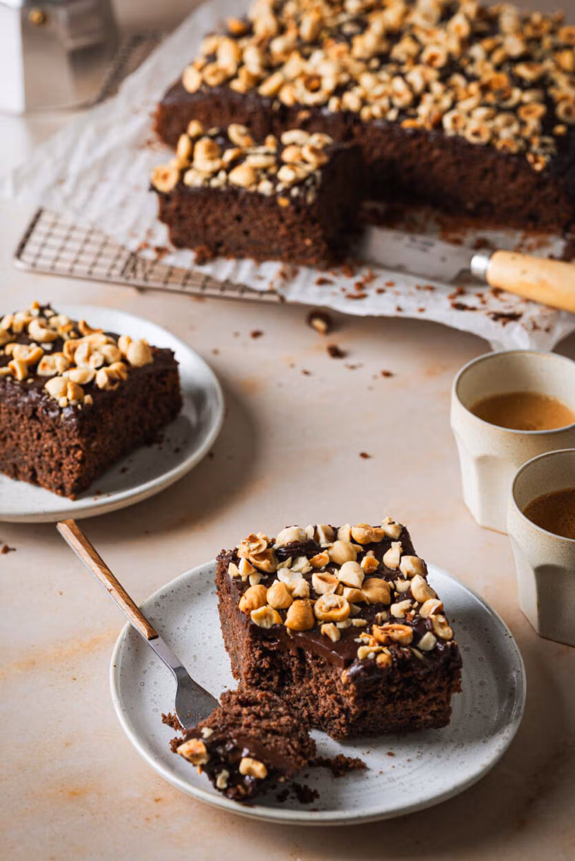 Saftiger Schoko-Zucchinikuchen mit Schokoglasur und Haselnüssen.