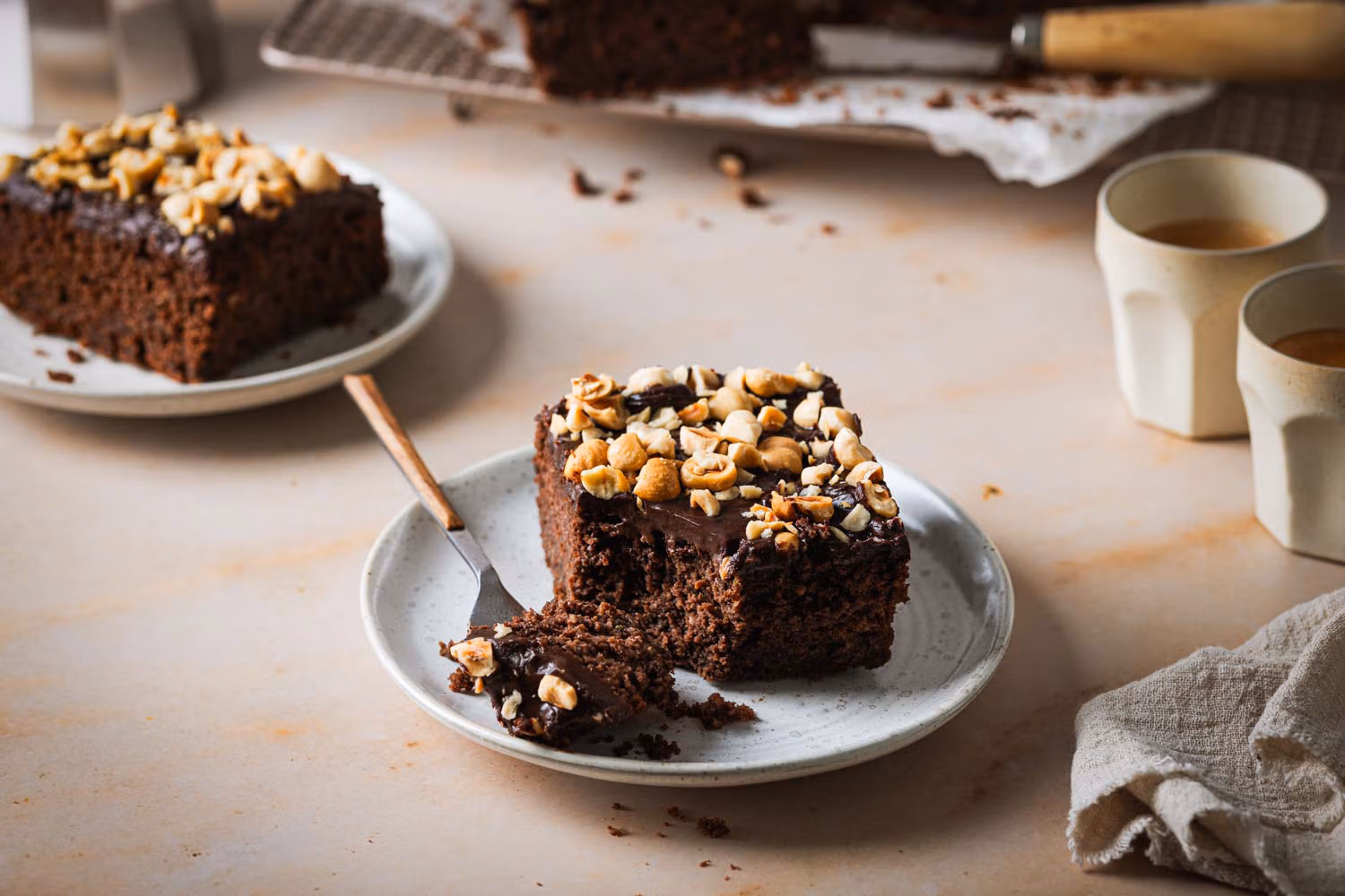 Saftiger Schoko-Zucchinikuchen mit Schokoglasur und Haselnüssen.