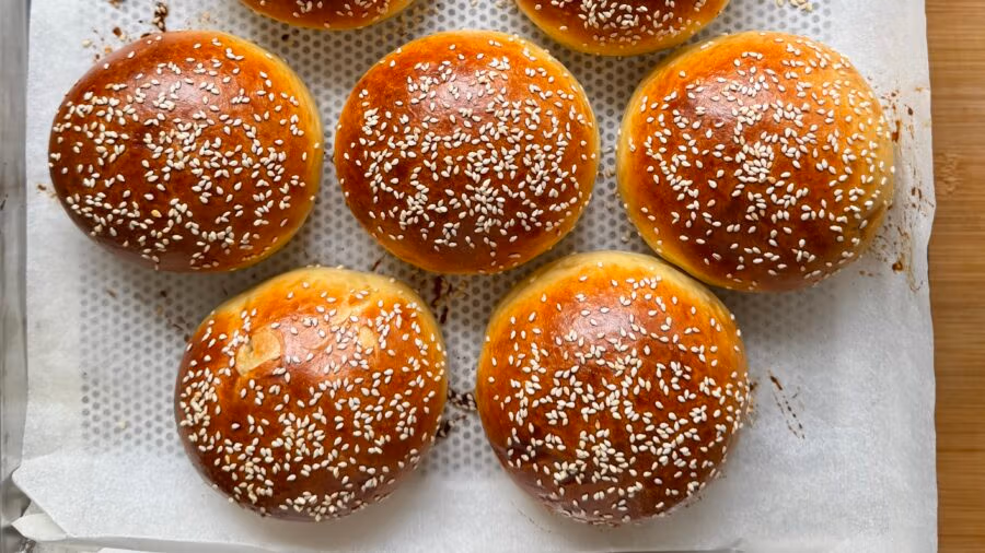 Frische gebackene Brioche Burger Buns.