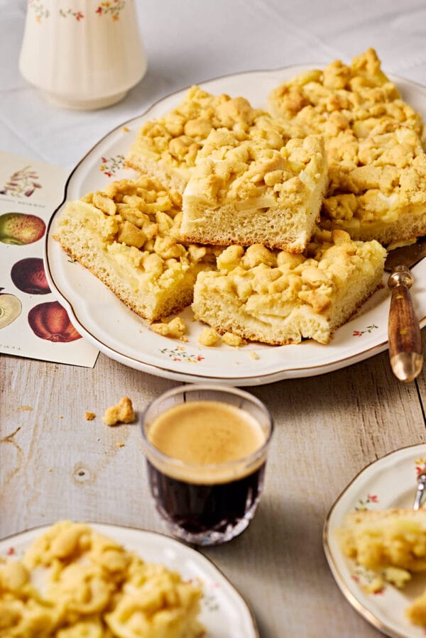 Apfelkuchen mit Hefeteig und Streusel – Omas Blechkuchen
