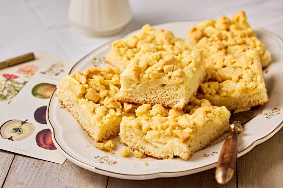 Apfelkuchen mit Hefeteig und Streusel – Omas Blechkuchen
