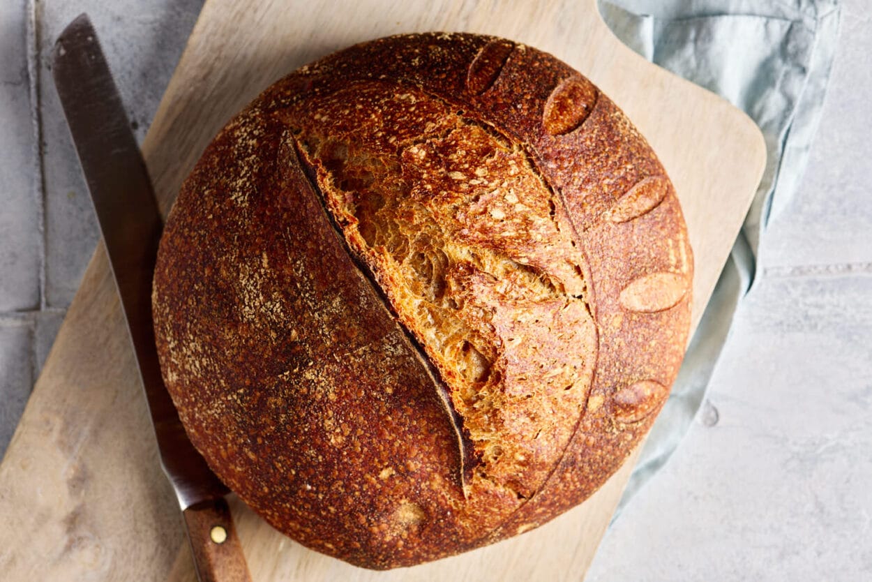 Dinkel-Sauerteigbrot mit röscher Kruste auf Holzbrett