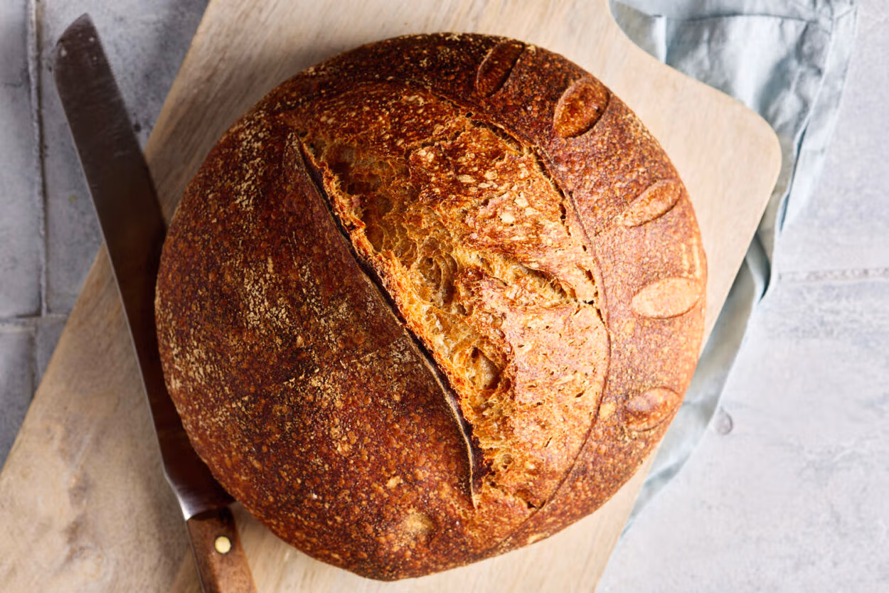 Dinkel-Sauerteigbrot mit röscher Kruste auf Holzbrett