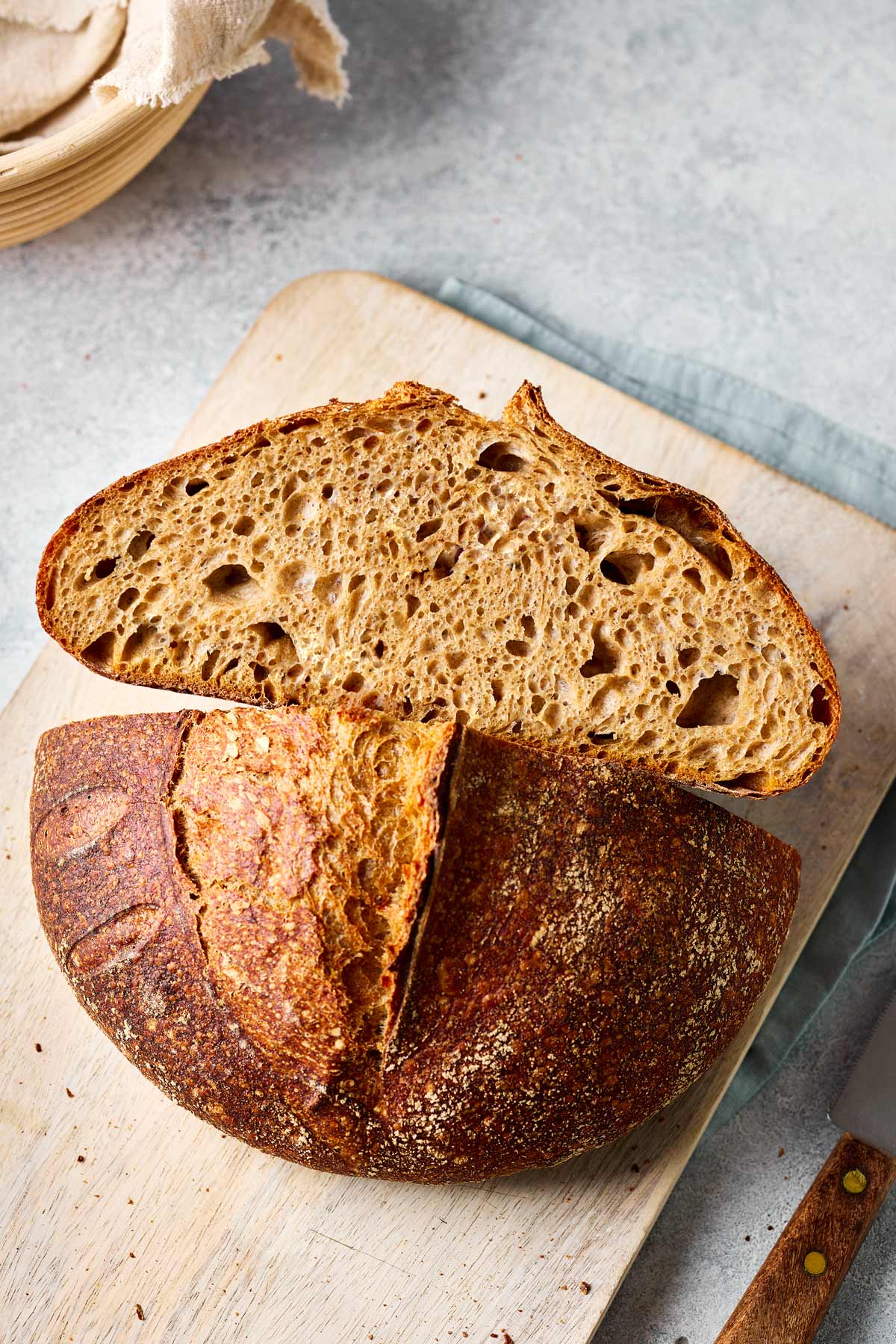 Einfaches Dinkel-Sauerteigbrot ohne Hefe