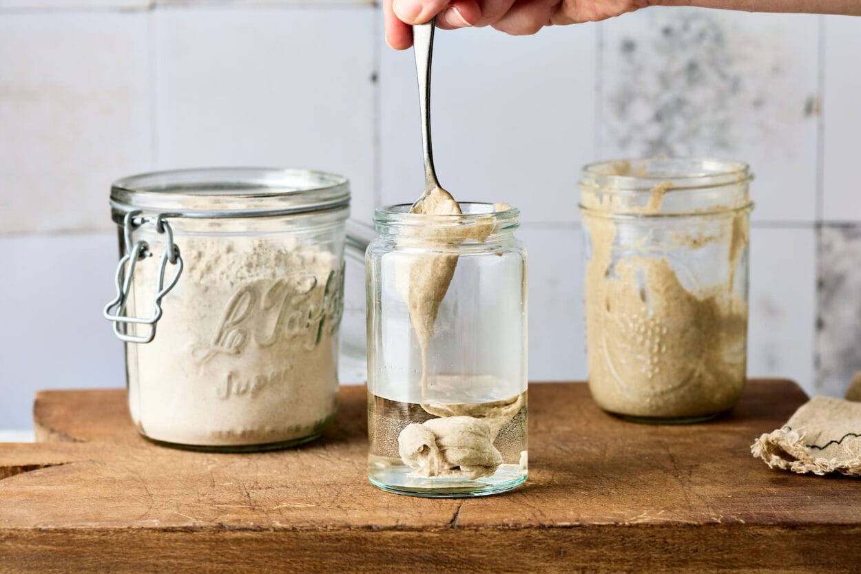 Sauerteiganstellgut wird zum Wasser gegeben, um den Sauerteig zu füttern.