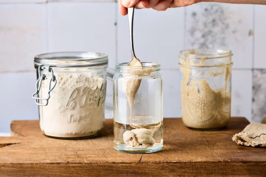 Sauerteiganstellgut wird zum Wasser gegeben, um den Sauerteig zu füttern.