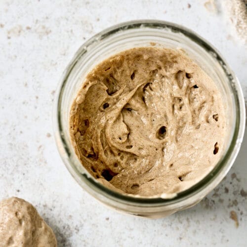 Sauerteig ansetzen – Sauerteiganstellgut in einem Glas.