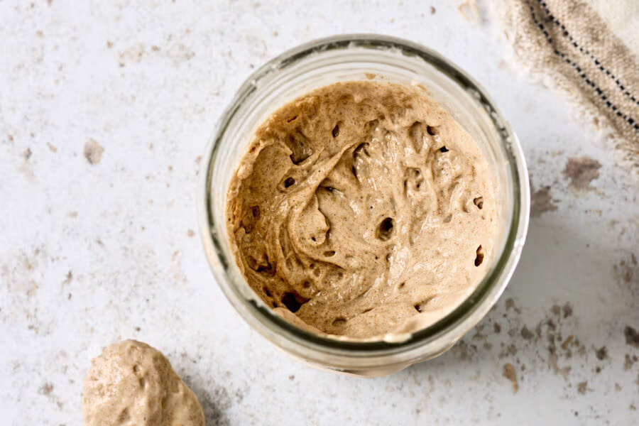 Sauerteig ansetzen – Sauerteiganstellgut in einem Glas.