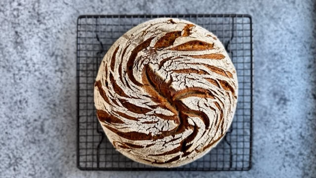 Frisch gebackenes Roggen-Dinkel-Sauerteigbrot beim Auskühlen.