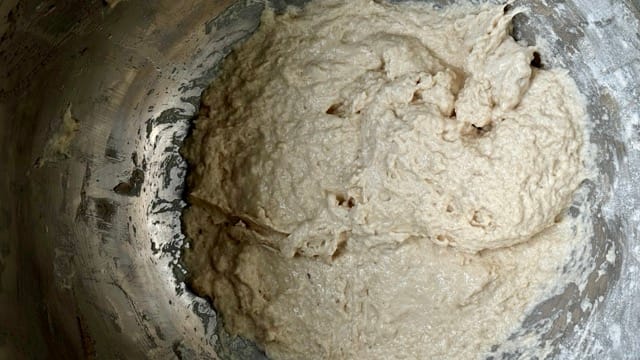 Autolyseteig für Teig für ein Roggen-Dinkel-Sauerteigbrot.