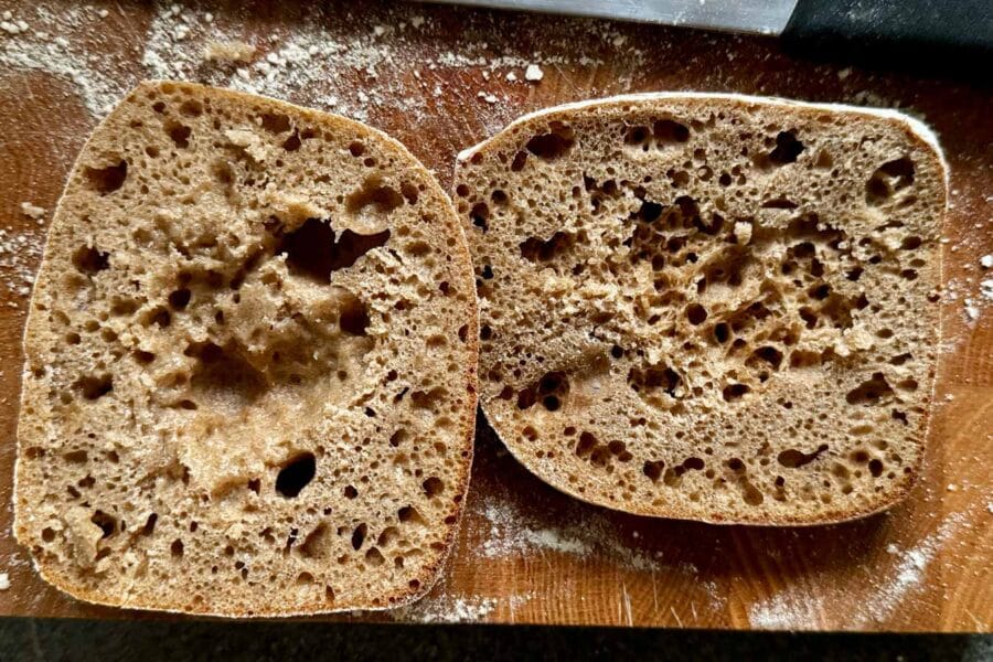 Roggenbrötchen mit fehlerhaftem Krumenbild.