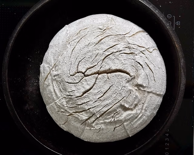 Teigling vor dem Backen für Roggen-Dinkel-Sauerteigbrot.