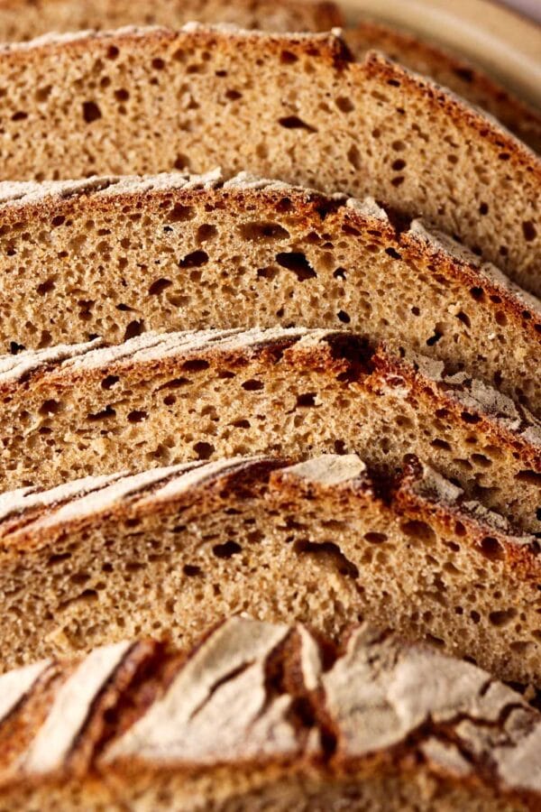 Nahaufnahme der Krume von einem Roggen-Dinkel-Brot mit Sauerteig.