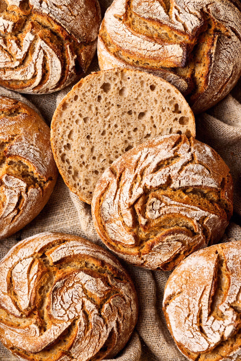 Roggensauerteig Brötchen mit rustikaler Kruste und lockerer Krume.