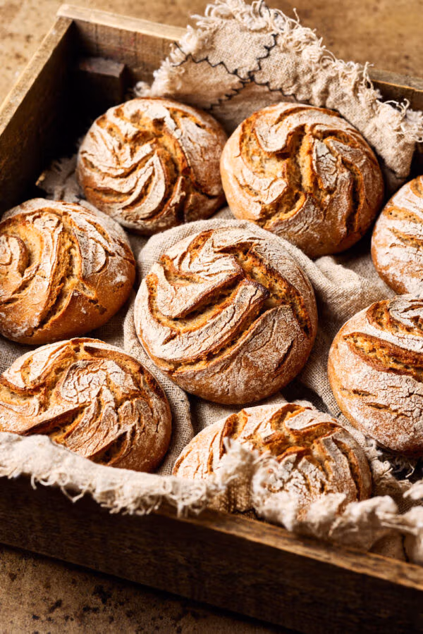 Roggensauerteig Brötchen – rustikale Roggen-Weizen-Mischbrötchen mit rustikaler Kruste.