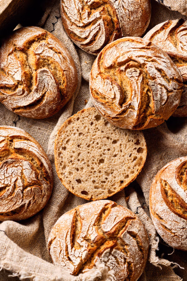Roggensauerteig Brötchen mit rustikaler Kruste und lockerer Krume.
