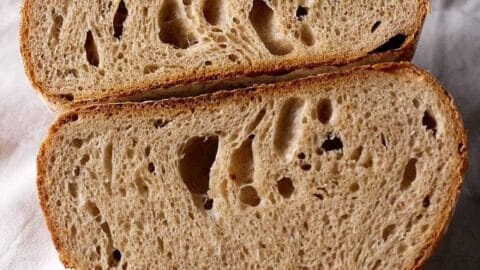 Wiéizensauerteigbrot mit Untergare. Der Teig wurde zu früh gebacken und konnte sich nicht vollständig entwickeln.