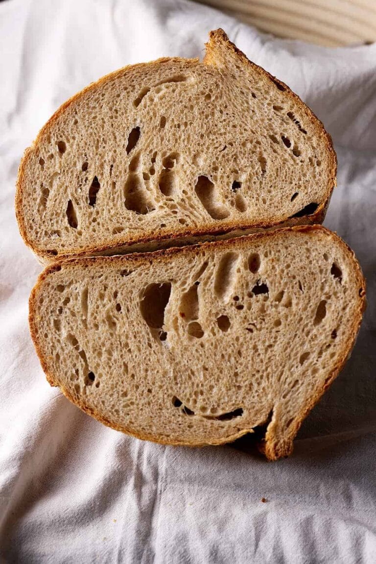 Wiéizensauerteigbrot mit Untergare. Der Teig wurde zu früh gebacken und konnte sich nicht vollständig entwickeln.