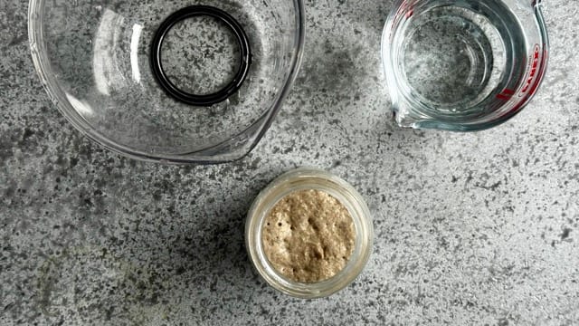 Sauerteig für Roggen-Dinkel-Sauerteigbrot ansetzen.