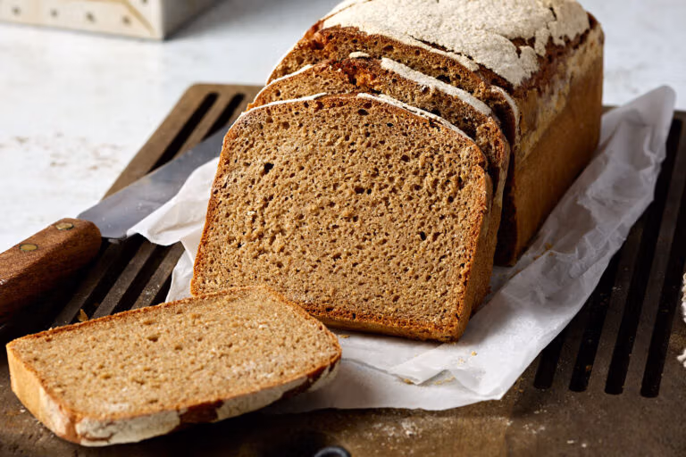 Roggenbrot mit dichter Krume aufgrund eines zu schwachen Sauerteigs.