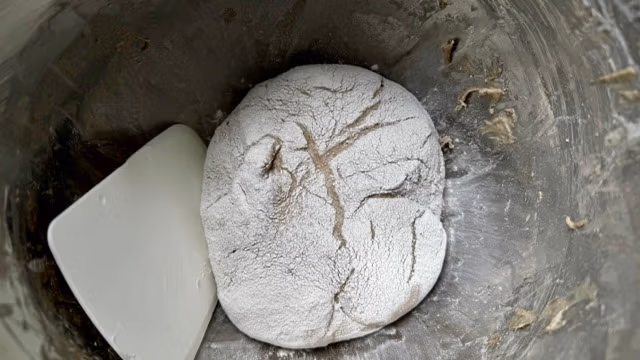 Reifer Teig nach der Stockgare für Roggen-Dinkel-Sauerteigbrot