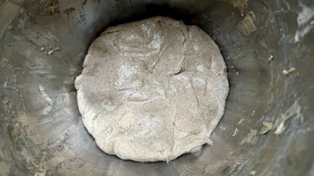 Teig in der Stockgare für Roggen-Dinkel-Sauerteigbrot.