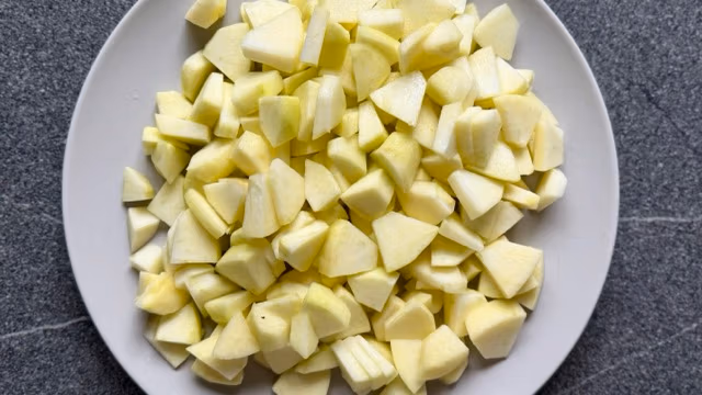 Apfelstücke für Hefeteig-Apfeltaschen.