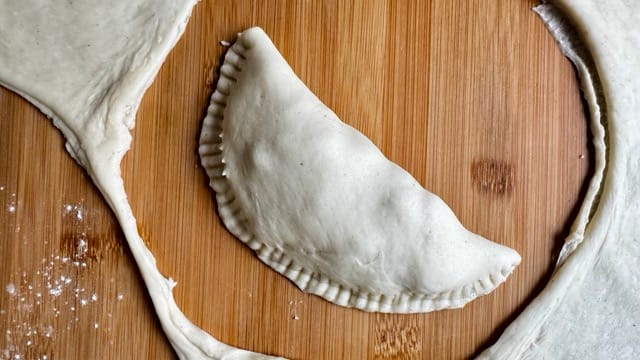 Apfeltaschen formen.