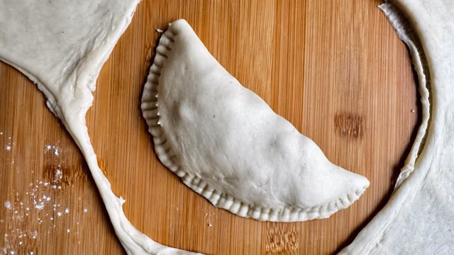 Apfeltaschen formen.