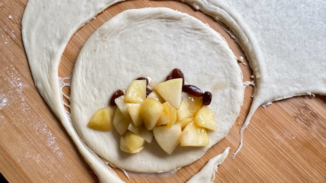 Apfeltaschen mit Apfelfüllung füllen.