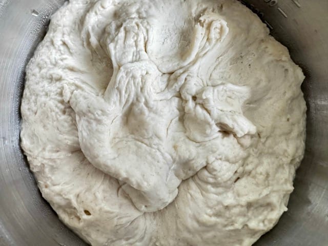 Autolyseteig aus Mehl und Wasser in einer Schüssel.