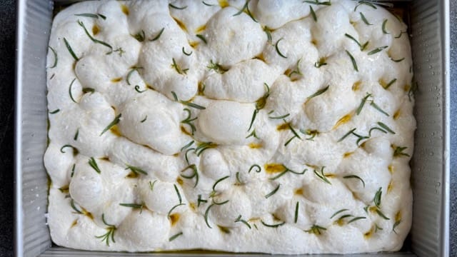 Belegte Sauerteig-Focaccia mit Olivenöl, Fleur de Sel und Rosmarin.