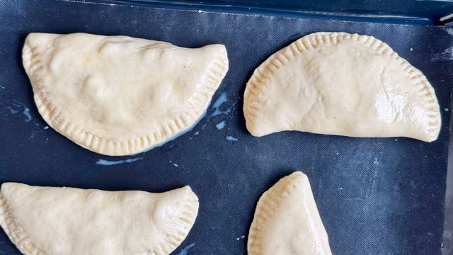 Eistreiche auf Apfeltaschen auftragen.