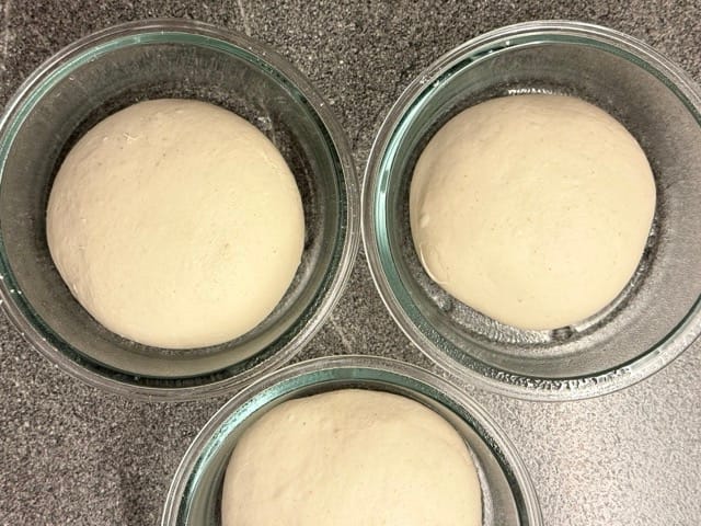 Geformter Pizzaballen anspringen lassen in einzelnen Glasschalen.