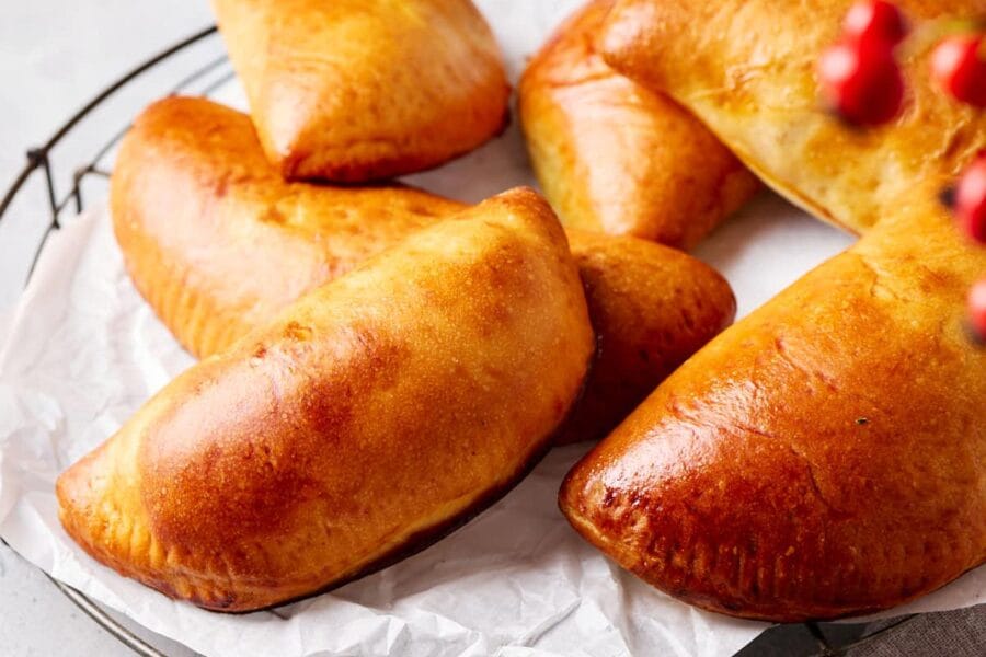 Frisch gebackene Apfeltaschen auf Kuchengitter zum Auskühlen.